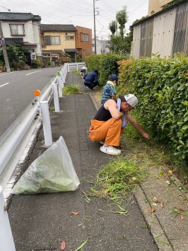 おやじの会の除草作業