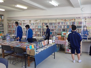 図書館にて