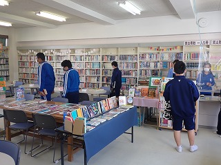 図書館にて