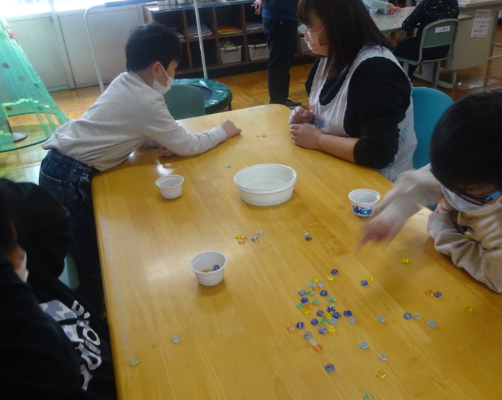 おはじきを使って、あおぞら学級の画像