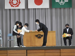 花束と手紙のプレゼント