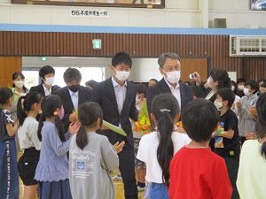 退場