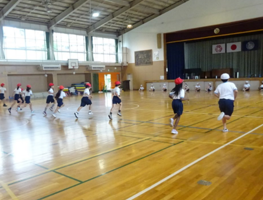 がんばる子供たちの画像