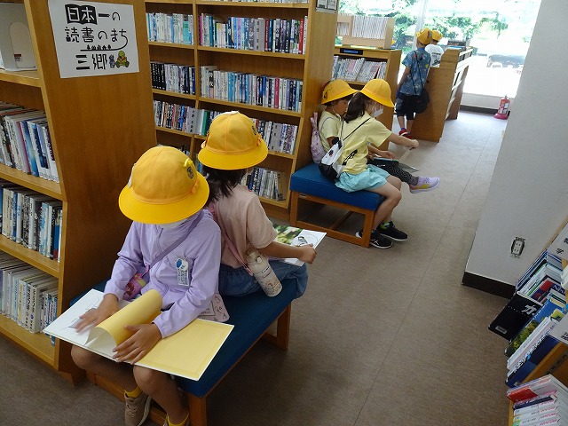 図書館で