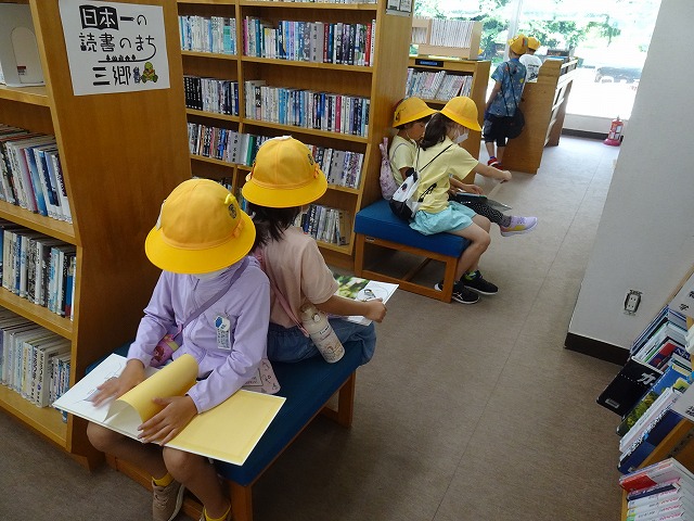 図書館で