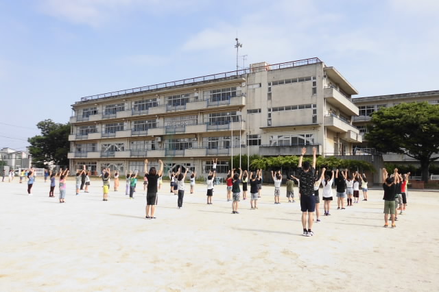 校庭と児童