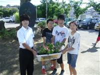 花植え隊が育てた花を高州東小学校へプレゼント