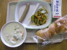 本日の給食　ツイストパン　秋野菜のミルク煮　焼きフランク